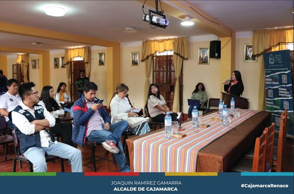 La Municipalidad Provincial ha iniciado el trabajo para generar una ruta turística con diferentes distritos de Cajamarca.
👉La gerencia de Turismo y Cultura de la Municipalidad Provincial de Cajamarca dio inicio a las labores para poner en marcha esta iniciativa que busca generar un nuevo producto turístico que facilite el desarrollo económico de los distritos participantes, teniendo como base la cultura.
🤝La primera mesa de trabajo se realizó de manera descentralizada en el distrito de Jesús, y contó con la asistencia de los representantes de los demás distritos cajamarquinos, quienes saludaron la iniciativa y mostraron interés por desarrollar un trabajo articulado.
🗣Durante el evento, la gerente de Turismo y Cultura de la Municipalidad de Cajamarca, resaltó la importancia de reconocer las potencialidades y valores agregados en las áreas culturales de cada distrito, así cómo la necesidad que aunar esfuerzos en pro del desarrollo turístico integral.