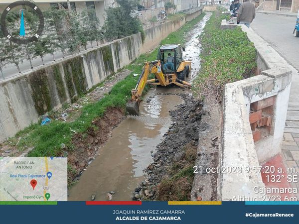 Este último fin de semana, maquinaria pesada continuó realizando trabajos de descolmatación en el río San Lucas, a la altura del barrio la Colmena, con el objetivo de evitar inundaciones o posibles desbordes que perjudiquen a decenas de cajamarquinos ante la inminente llegada del fenómeno "El Niño".
🤝El esfuerzo continuará, y maquinaria pesada recorrerá nuestros ríos y quebradas para superar los desafíos que el clima y los fenómenos naturales representan, asegurando la tranquilidad de los cajamarquinos.