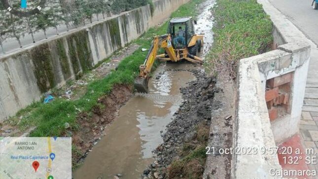 Este último fin de semana, maquinaria pesada continuó realizando trabajos de descolmatación en el río San Lucas, a la altura del barrio la Colmena, con el objetivo de evitar inundaciones o posibles desbordes que perjudiquen a decenas de cajamarquinos ante la inminente llegada del fenómeno "El Niño". 
🤝El esfuerzo continuará, y maquinaria pesada recorrerá  nuestros ríos y quebradas para superar los desafíos que el clima y los fenómenos naturales representan, asegurando la tranquilidad de los cajamarquinos. 