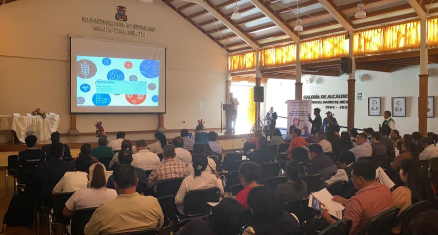 el Alcalde Provincial, John Larry Coayla estuvo presente en el evento nacional sobre tenencia responsable de mascotas que se realiza en nuestra ciudad con representantes del sector.