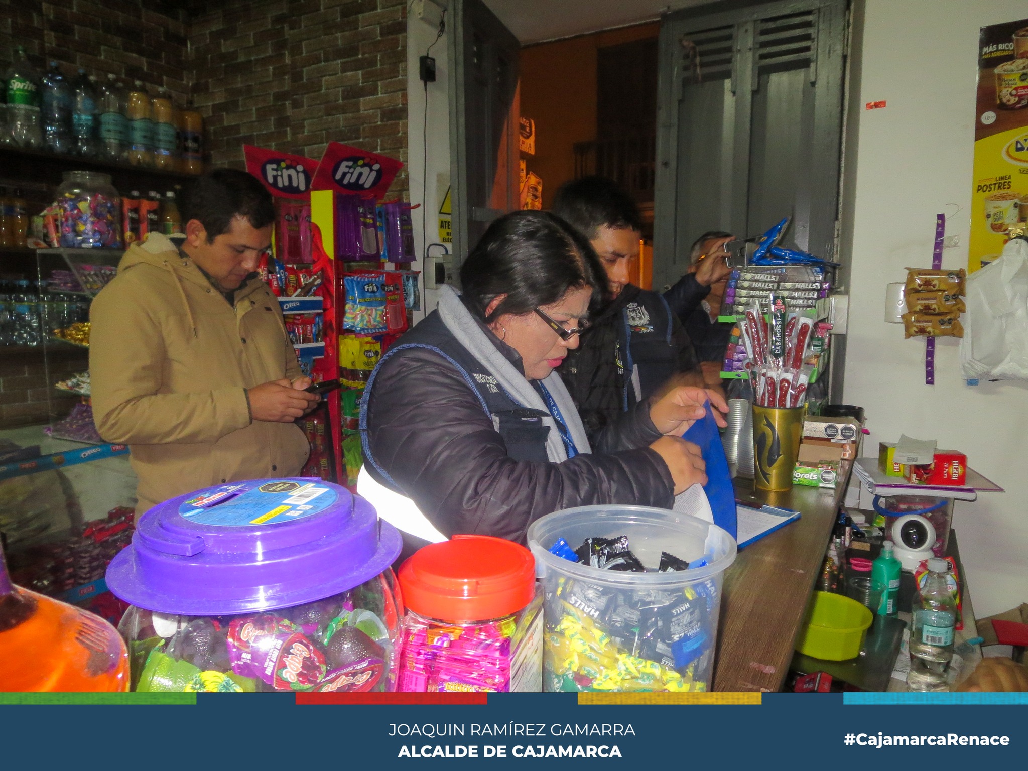 La Municipalidad Provincial de Cajamarca contin煤a realizando operativos de fiscalizaci贸n en establecimientos nocturnos, con el objetivo de verificar el cumplimiento de la normativa y la seguridad de sus usuarios.
鉃★笍En esta ocasi贸n se intervino un establecimiento denominado "CENTRAL" que funcionaba como MiniMarket pero ofrec铆a el servicio de bar, constatando la presencia de personas de ambos sexos que se encontraban libando licor. Ademas, este establecimiento no contaba con certificado ITSE, funcionaba sin respetar las condiciones de ubicaci贸n, instalaci贸n de publicidad sin permiso municipal y sin tener una licencia de funcionamiento.
馃Es compromiso de la actual gesti贸n municipal imponer el principio de autoridad y poner orden en nuestra ciudad, exhortando a todos los empresarios a regularizar su documentaci贸n respectiva.