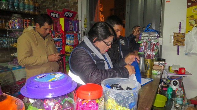 La Municipalidad Provincial de Cajamarca continúa realizando operativos de fiscalización en establecimientos nocturnos, con el objetivo de verificar el cumplimiento de la normativa y la seguridad de sus usuarios.
➡️En esta ocasión se intervino un establecimiento denominado "CENTRAL" que funcionaba como MiniMarket pero ofrecía el servicio de bar, constatando la presencia de personas de ambos sexos que se encontraban libando licor. Ademas, este establecimiento no contaba con certificado ITSE, funcionaba sin respetar las condiciones de ubicación, instalación de publicidad sin permiso municipal y sin tener una licencia de funcionamiento. 
🤝Es compromiso de la actual gestión municipal imponer el principio de autoridad y poner orden en nuestra ciudad, exhortando a todos los empresarios a regularizar su documentación respectiva. 