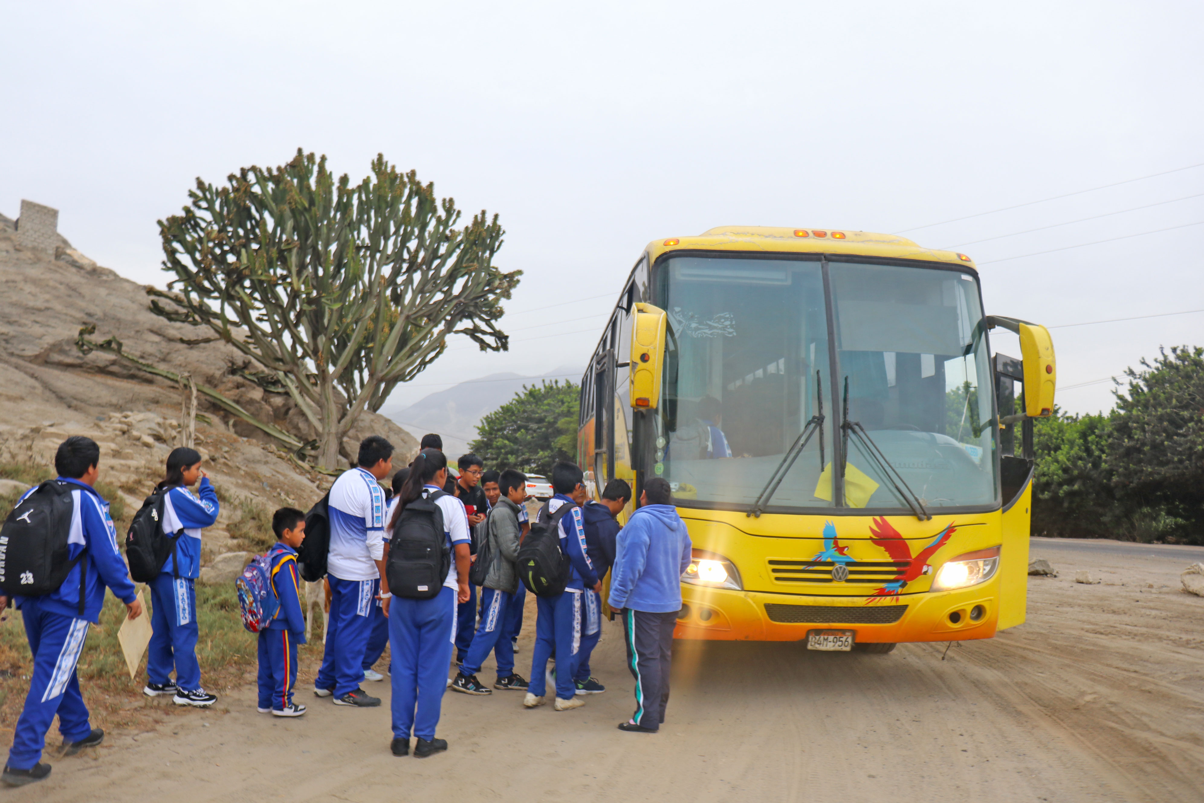 Estudiantes de Huacatambo subiendo al bus escolar