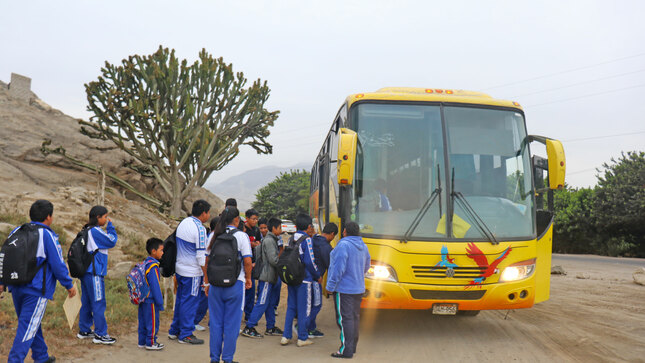 Estudiantes de Huacatambo subiendo al bus escolar 