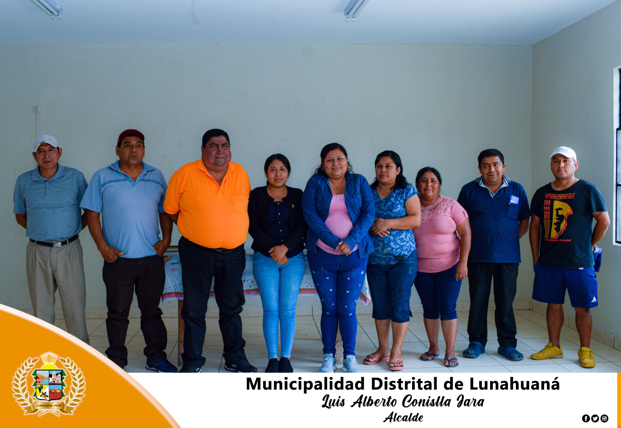El Burgomaestre de la comuna Sr. Luis Alberto Conislla Jara en compañía de sus regidores de la entidad edil del periodo 2023 – 2026, se reunieron con los pobladores del anexo de uchupampa, en donde fueron citados para poder realizar la elección de su nuevo agente municipal que representara el anexo en mención.
Donde los vecinos, expusieron sus ideas y problemáticas a la autoridad municipal, de esa manera quedando plasmado en un libro de acta, se procedió a elegir al nuevo Agente Municipal por decisión de los pobladores. Siendo elegidos los siguientes ciudadanos como:
🟠 Agente Municipal del anexo de Uchupampa: Sra. Sofia Rios Naraza.
🟠 Secretario: Salvador Gonzales del Valle.
🟠 Tesorero: Vicher Yaros Huaman.
🟠 Vocal: Carmen de la Cruz Cardenas.
Se procedió a dar lectura del libro de acta para que los ciudadanos puedan firmar lo acordado.