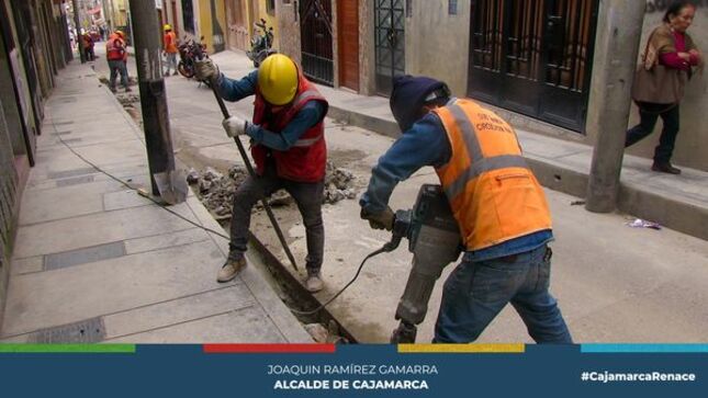 La subgerencia de mantenimiento y ejecución de caminos vienen realizando la demolición y posterior construcción de cunetas en la cuadra 02 del jirón Ucayali en alianza estratégica entre la Municipalidad Provincial de Cajamarca y el sector San Pedro. 
⛏Estas acciones se vienen tomando como parte de un plan de acción para disminuir el impacto que pueda generar el fenómeno "El Niño" en nuestra ciudad. Nuestro personal municipal seguirá visitando diferentes sectores para darle solución inmediata a los problemas que puedan afectar a nuestros vecinos. 