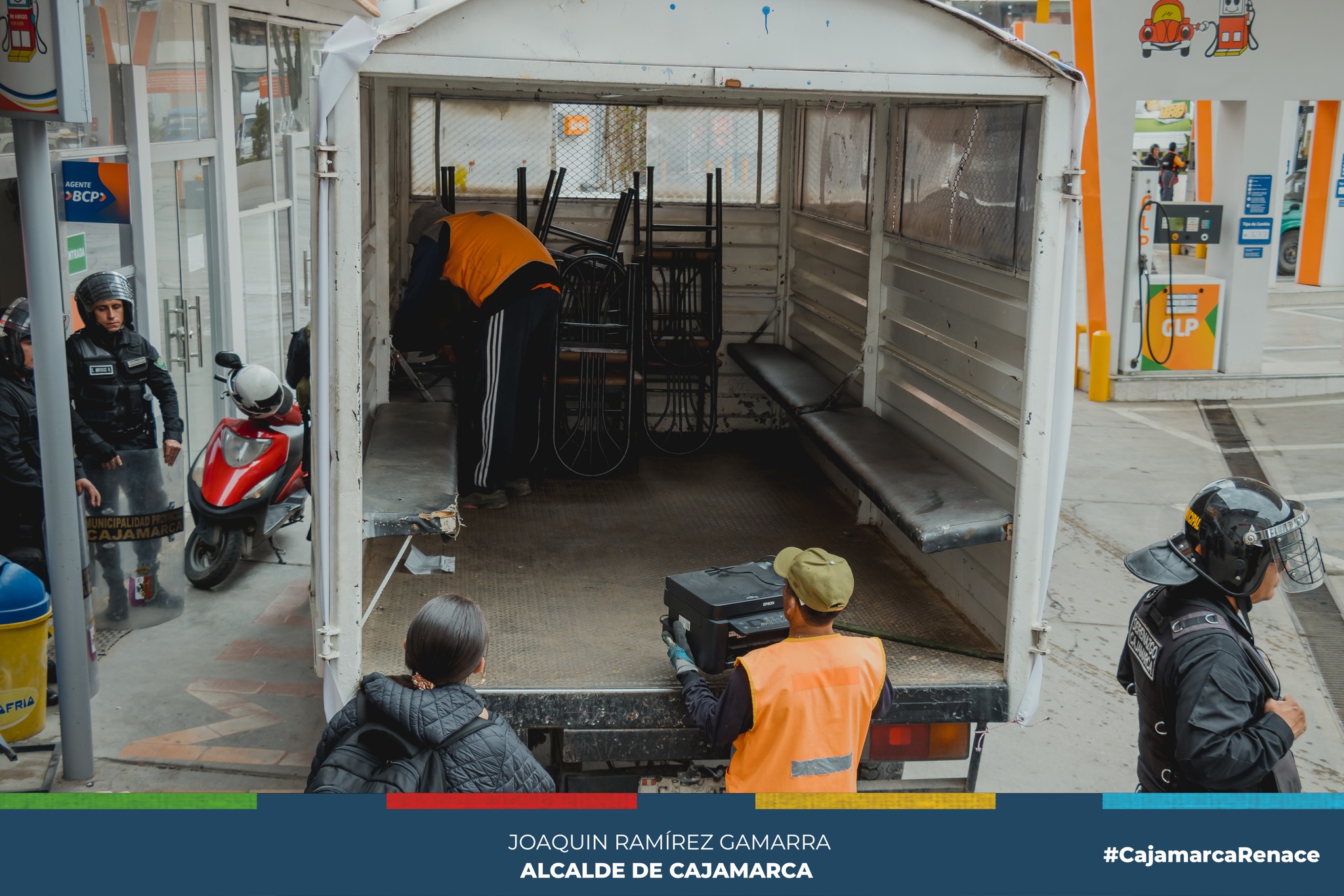 La Municipalidad Provincial de Cajamarca, en colaboración con la Policía Nacional del Perú, Serenazgo y personal del SAT Cajamarca, ha llevado a cabo un operativo de embargo en condición de extracción bienes a aquellas personas que mantienen deudas por impuestos prediales y arbitrios municipales. Estas acciones se han dirigido hacia aquellas personas que, a pesar de haber sido notificadas en múltiples ocasiones, no han regularizado sus pagos, lo que ha llevado a iniciar un procedimiento de ejecución coactiva.
🗣Lizet Angulo, ejecutora coactiva del SAT Cajamarca, destacó la importancia de estos operativos continuos, con el propósito de concientizar a la población sobre la relevancia de cumplir con sus obligaciones tributarias y evitar así la posibilidad de embargos de bienes. "Nuestra intención es que la comunidad tome conciencia y cumpla con sus obligaciones para que no sea necesario recurrir a embargos", mencionó Angulo.
✅Desde la comuna local, invocamos a la población a regularizar su situación con el Servicio de Administración Tributaria y evitar este tipo de inconvenientes.