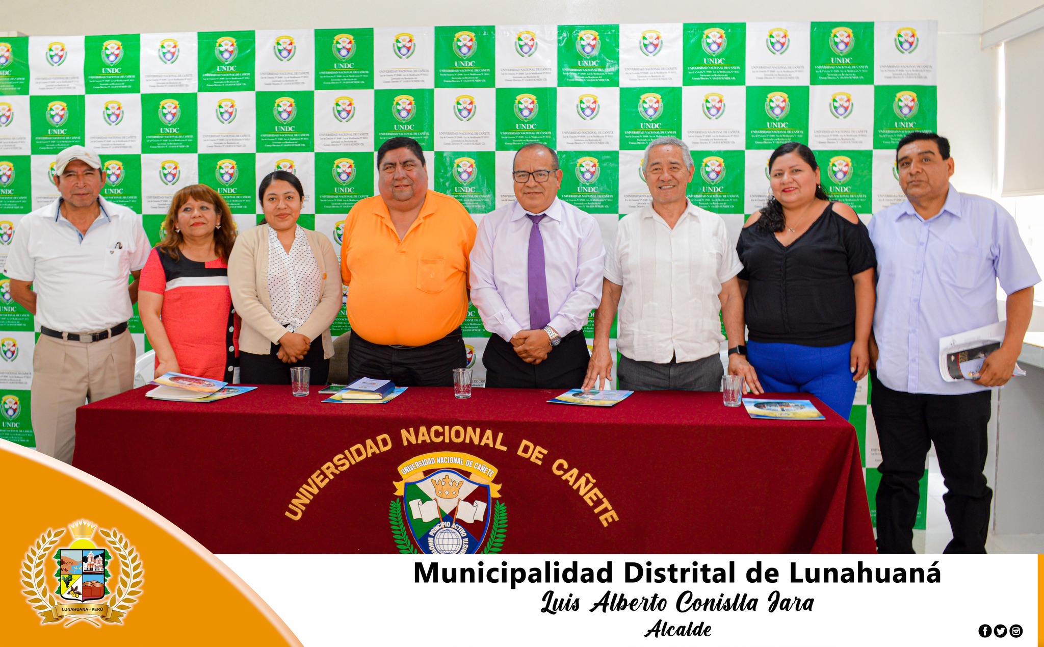 El burgomaestre de la comuna Sr. Luis Alberto Conislla Jara en compañía de sus regidores municipales, sostuvieron una reunión con los representantes de la Universidad Nacional de Cañete – Sede de Lunahuaná, Dr. Ernesto Edmundo Hashimoto “Vicepresidente de Investigación”, Dr. Roger Hernando Peña Huamán “Vicepresidente Académico” y la Dra. Mirian Viviana Ñañez Silva “Directora del Instituto de investigación”. En donde argumentaron el trabajo positivo que viene desempeñando el Centro Internacional de Investigación con los profesionales a cargo.
Los representantes de mencionada casa de estudios invitaron a realizar un recorrido de las instalaciones al Alcalde de Lunahuaná y Regidores, brindando una exposición de cada laboratorio que se encuentra instalado.
Asimismo, el señor Alcalde del Distrito, Conislla Jara, pidió a las autoridades de la UNDC, que se priorice en poder dictar las clases en la infraestructura que se encuentra en el pabellón principal.