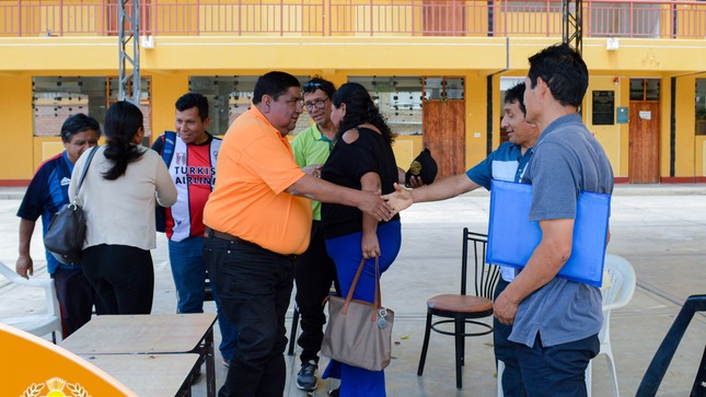 Con la finalidad de fortalecer la educación, el alcalde del distrito de Lunahuaná, Sr. Luis Alberto Conislla Jara en compañía de sus regidoras Srta. Irene Fiorella Nolazco Sánchez y Srta. Vicki Rubí Vicente de la Cruz, acudieron a la I.E.P. 20150 Mariscal Benavides, para sostener una reunión con la directora del Plantel Prof. Rosilú Lévano Yactayo.
El Burgomaestre de la comuna, tras haber escuchado las peticiones de los docentes, ratifico el compromiso de apoyar en su gobierno en la educación, indicando que priorizará en ayudar en las vacaciones útiles del año en curso.
