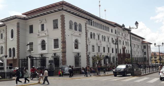 Cusco.– La Contraloría General de la República identificó responsabilidad penal y administrativa en cinco servidores de la Corte Superior de Justicia de Cusco (CSJCU) por la modificación de las especificaciones técnicas y orientación de las mismas hacia una determinada marca, modelo y proveedor en el proceso de adquisición de una camioneta y un minibús.