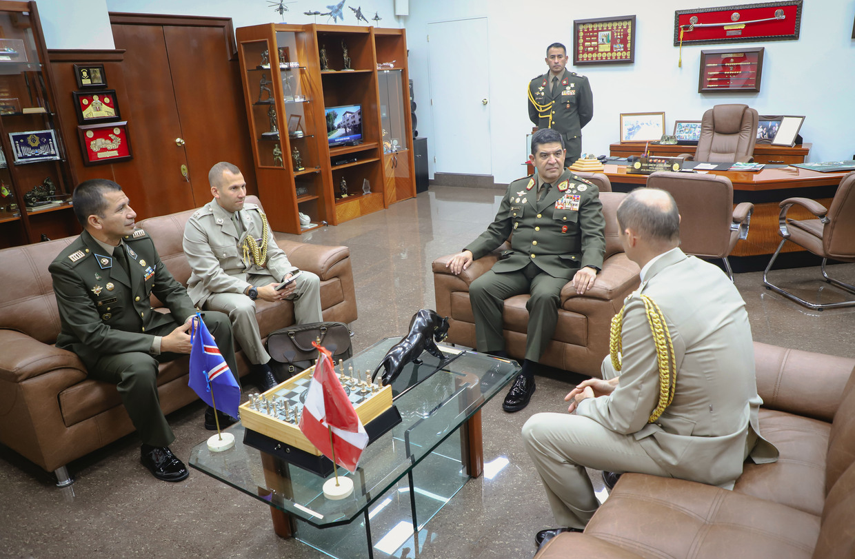 Jefe del CCFFAA recibe la visita del Agregado de Defensa del Reino Unido 