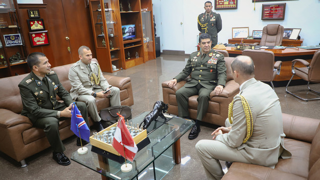 Jefe del CCFFAA recibe la visita del Agregado de Defensa del Reino Unido 