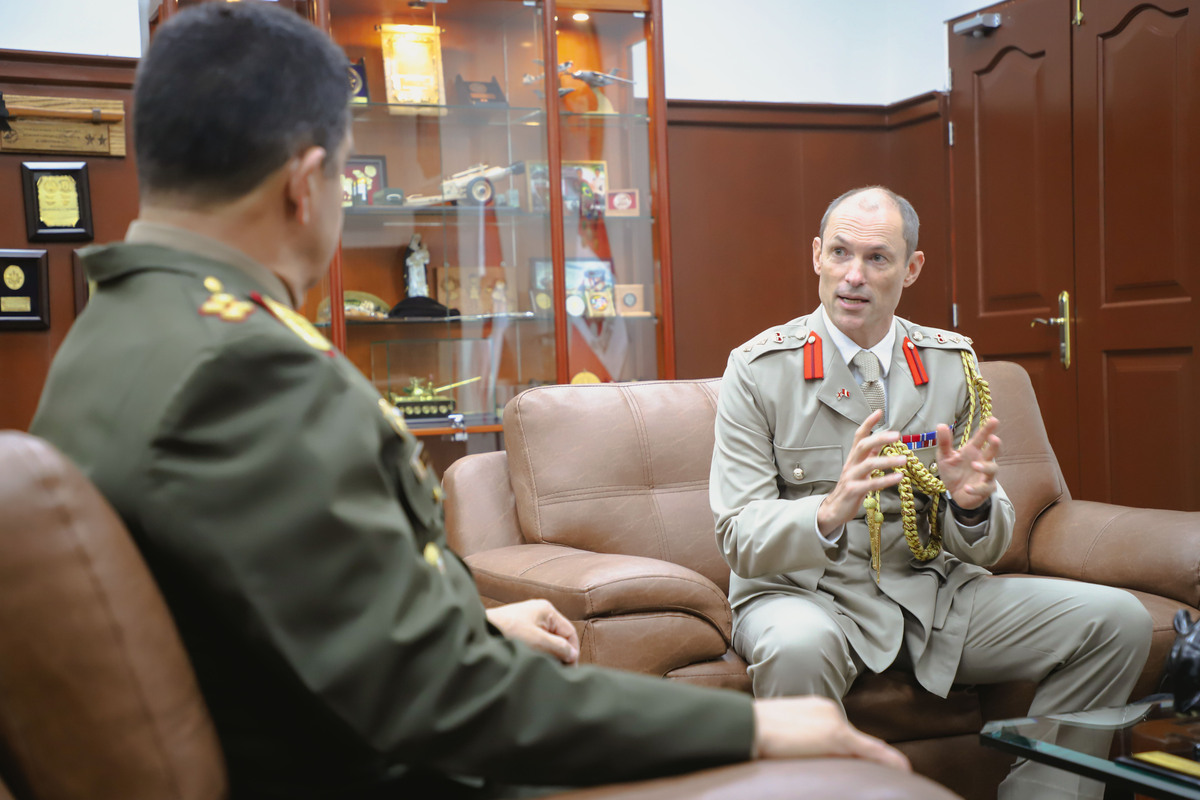 Jefe del CCFFAA recibe la visita del Agregado de Defensa del Reino Unido 