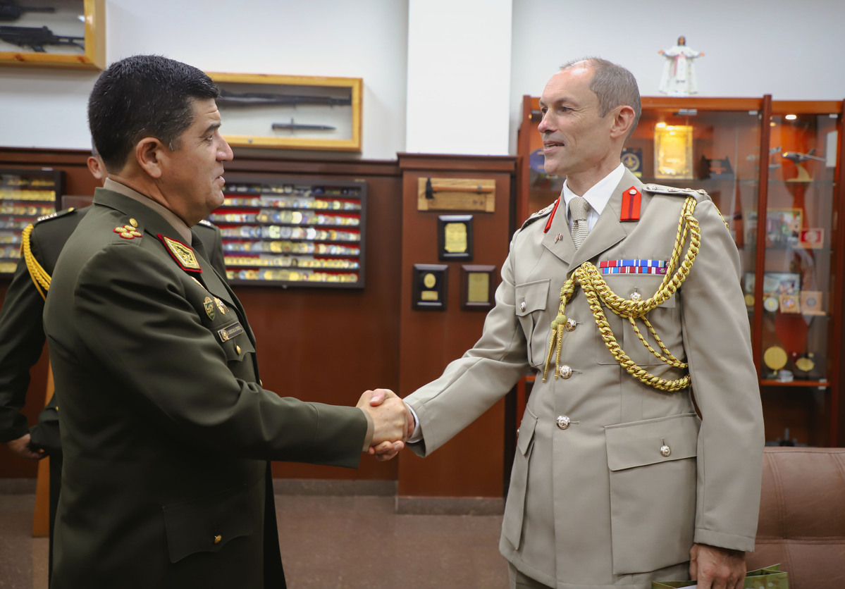 Jefe del CCFFAA recibe la visita del Agregado de Defensa del Reino Unido 