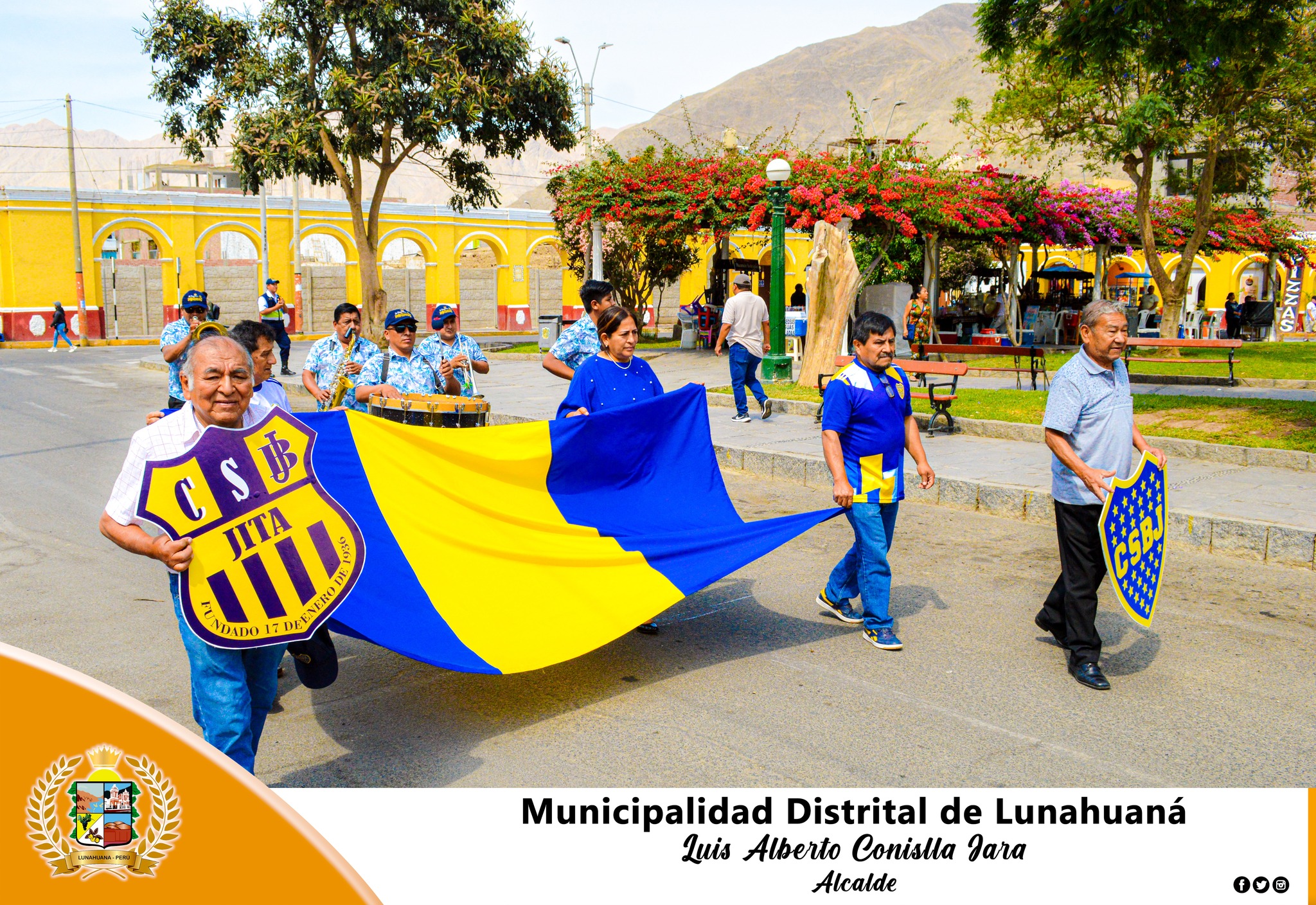 Hoy quince de enero del año en curso, nuestra autoridad edil de la jurisdicción Sr. Luis Alberto Conislla Jara en compañía de sus Regidores, efectuaron el Izamiento de la Bandera Nacional, contando con la presencia del Club Boca Juniors del anexo de Jita al conmemorar sus 87° aniversario de vida institucional.
El presidente del Club Sr. Víctor Rivas Samán, en su alocución agradeció a la autoridad edil por la invitación a este magno evento a nuestros símbolos patrios. Finalmente, el Alcalde de Lunahuaná expreso sus felicitaciones a todos los socios del club en mención.