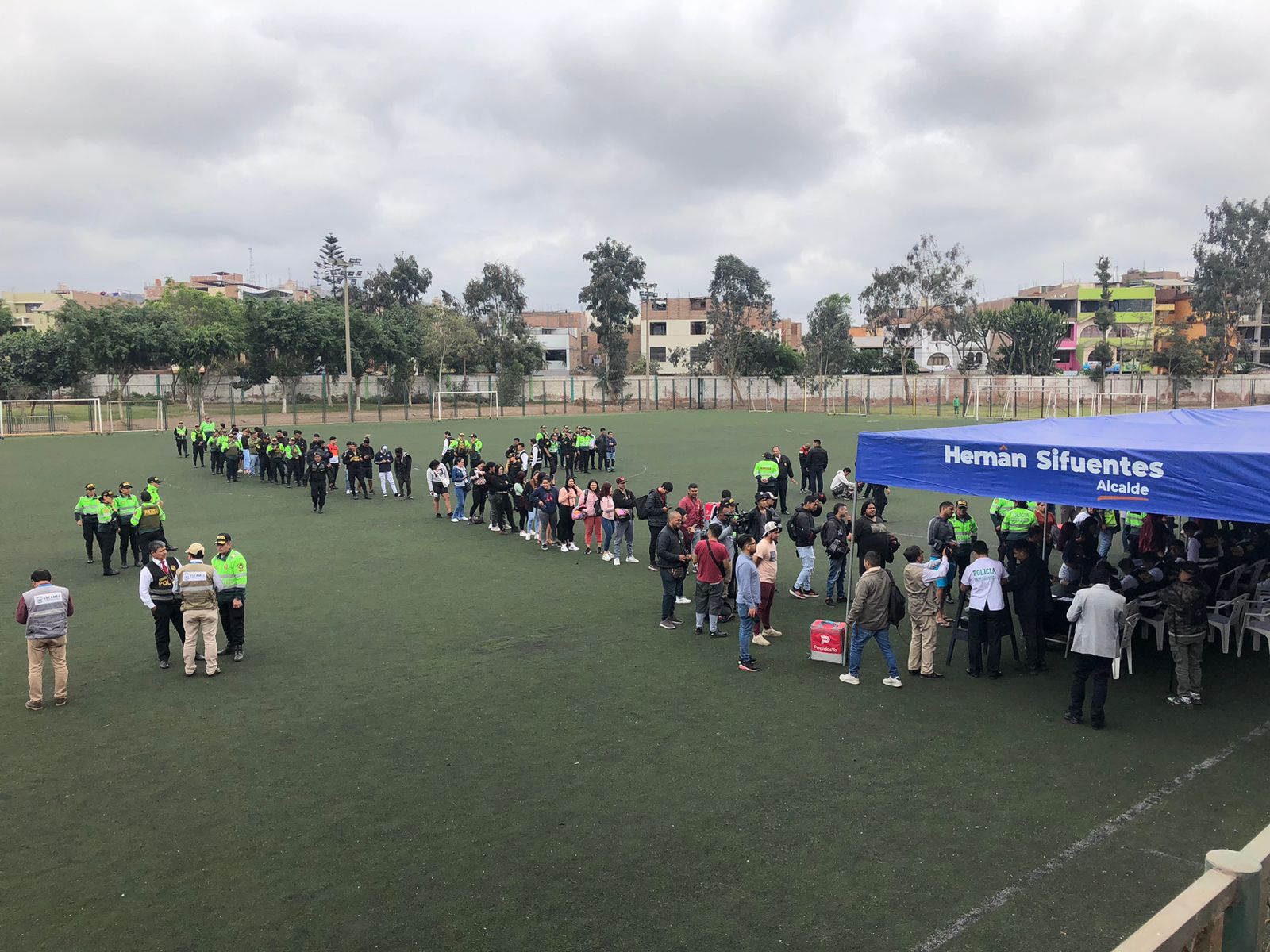 
Alcalde Hernán Sifuentes destacó que el estado de emergencia permite realizar este tipo de intervenciones en el distrito para identificar a sujetos al margen de la ley, comprobar situación migratoria