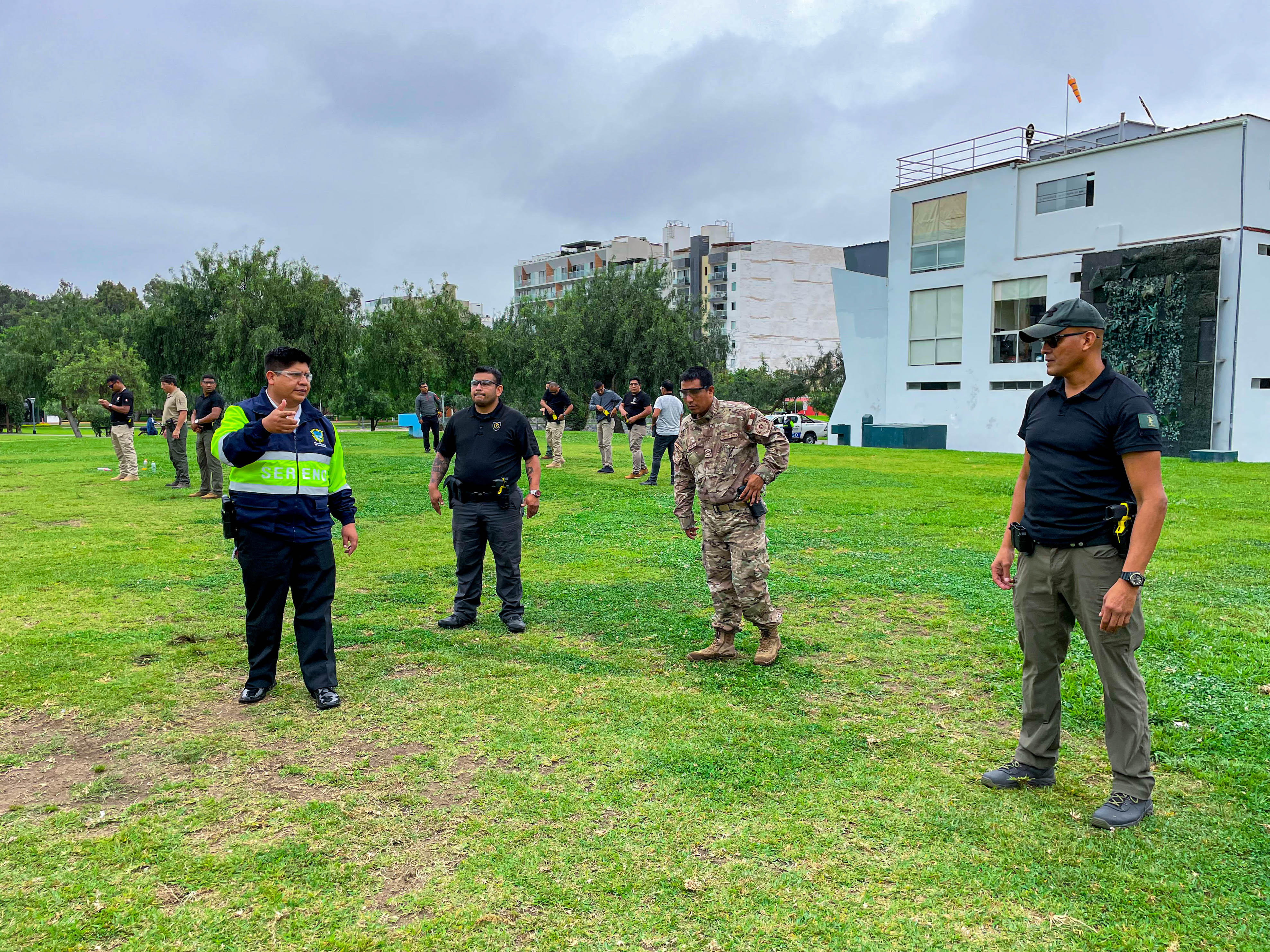 capacitación especializada en uso adecuado de armas no letales