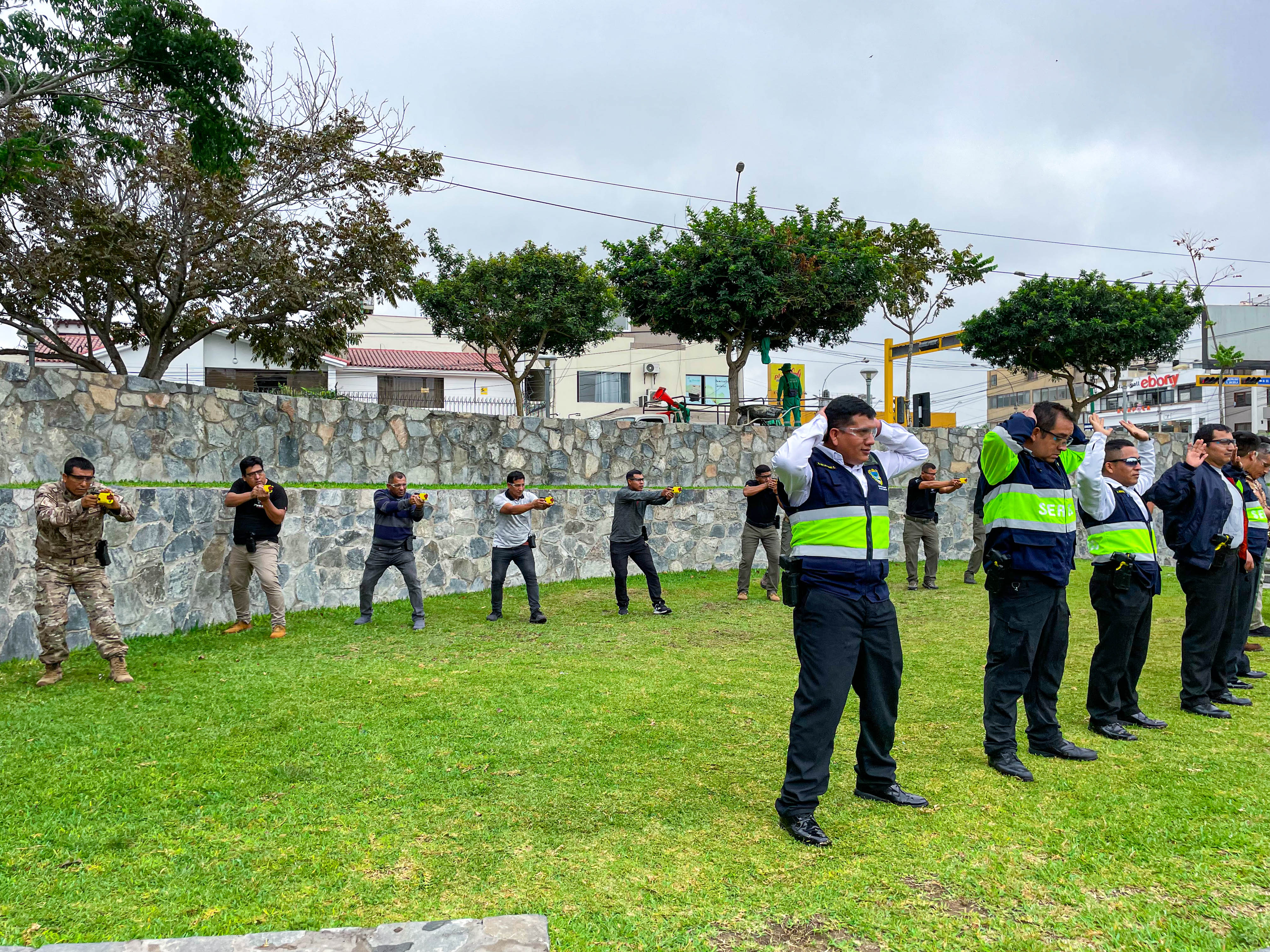 capacitación especializada en uso adecuado de armas no letales