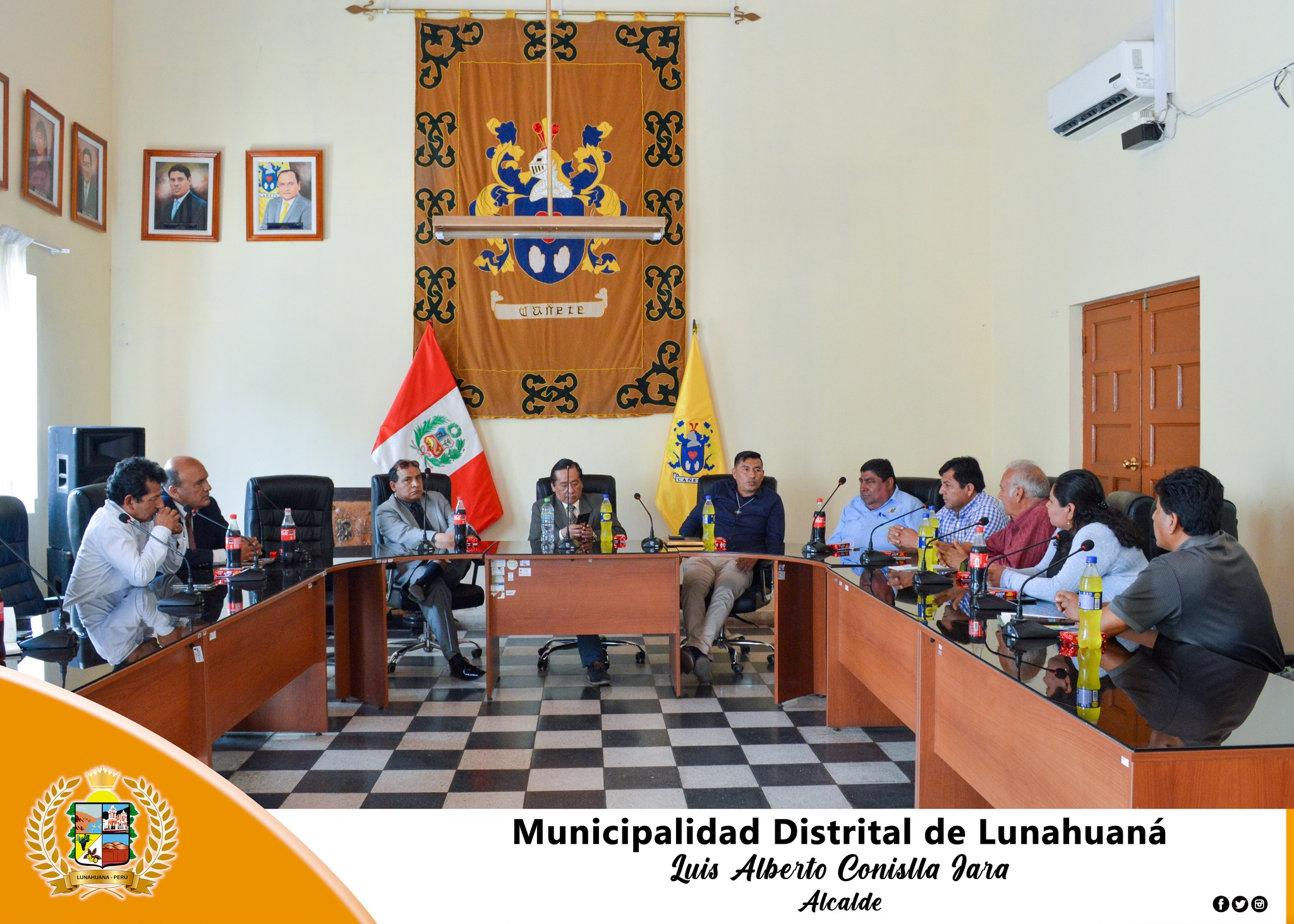 El burgomaestre del distrito Sr. Luis Alberto Conislla Jara, junto a sus regidores de la comisión de turismo; Stra. Vicky Rubí Vicente de la Cruz, Sr. Manuel del Carpio Sanz; y el encargado de turismo Sr. Luis Zapata Sánchez, en coordinación con los responsables de AGOTUL, Sr. Martin Candela Álvarez y el Sr. José Rivas Alvarado, se reunieron con la Autoridad de la Provincia de Cañete Sr. José Tomás Alcántara Malásquez.
Por otra parte, el Alcalde Provincial felicito al distrito de Lunahuaná, por ser impulsadores en el sector turismo, a la vez, se comprometió en poder brindar el apoyo necesario al FESTIVAL DE LA SOPA CHOLA MAS GRANDE a desarrollarse el cinco de febrero del año en curso.
Asimismo, el Sr. Conislla Jara, agradeció a la autoridad provincial por brindar la ayuda en el evento que congrega a miles de vecinos y turistas en la plaza principal de la Capital Turística y Cultural de la Provincia de Cañete.