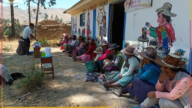 La Municipalidad Distrital de Colquemarca, viene realizando una serie de sesiones demostrativas de preparación de alimentos saludables para niños menores de 36 meses en las diferentes comunidades del distrito. En esta ocasión el equipo técnico de la Sub Gerencia de Programas Sociales de la Gerencia de Desarrollo Social se desplazó hasta el sector de Armiri, Charamuray. Cabe recalcar que estas sesiones se desarrollan en el marco del Sello Regional Allyn Kawsay, impulsado por el GORE Cusco.
Nos complace destacar la amplia participación de las madres de familia en esta actividad. Su compromiso y entusiasmo demuestran el interés que tienen en el desarrollo y bienestar de sus hijos. Además de la sesión demostrativa, la Municipalidad Distrital de Colquemarca ha estado entregando recetarios y presentes a las madres de familia. Estas acciones buscan brindarles herramientas y recursos que les permitan cuidar de la salud y nutrición de sus pequeños.
Agradecemos a todas las personas que han hecho posible la realización de estas sesiones demostrativas y reafirmamos nuestro compromiso de seguir trabajando en beneficio de las familias de nuestro distrito.
¡Colquemarca, un nuevo comienzo con oportunidades para todos!
Prof. Santos Oviedo Ataucuri - Alcalde
Gestión 2023 – 2026
