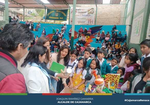 La Municipalidad Provincial de Cajamarca, a través de la gerencia de Desarrollo Ambiental, realizó una importante actividad de concientización para reutilizar y reciclar material en la institución educativa N°82022 Micaela Bastidas.
📢Docentes y estudiantes participaron activamente con proyectos creativos y utilizando materiales reciclados, como ábacos, productos de uso doméstico, adornos, etc. Nuestra regidora Delia Tafur, tuvo la importante tarea de poder elegir a los mejores y más creativos proyectos para seguir incentivando estas actividades en la comunidad estudiantil.
✅Invocamos a todos los docentes seguir incentivando estas buenas prácticas para evitar la contaminación y el cuidado del medio ambiente.