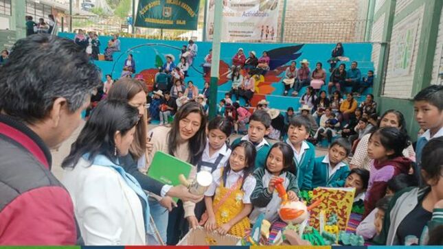 La Municipalidad Provincial de Cajamarca, a través de la gerencia de Desarrollo Ambiental, realizó una importante actividad de concientización para reutilizar y reciclar material en la institución educativa N°82022 Micaela Bastidas. 
📢Docentes y estudiantes participaron activamente con proyectos creativos y utilizando materiales reciclados, como ábacos, productos de uso doméstico, adornos, etc. Nuestra regidora Delia Tafur, tuvo la importante tarea de poder elegir a los mejores y más creativos proyectos para seguir incentivando estas actividades en la comunidad estudiantil. 
✅Invocamos a todos los docentes seguir incentivando estas buenas prácticas para evitar la contaminación y el cuidado del medio ambiente. 