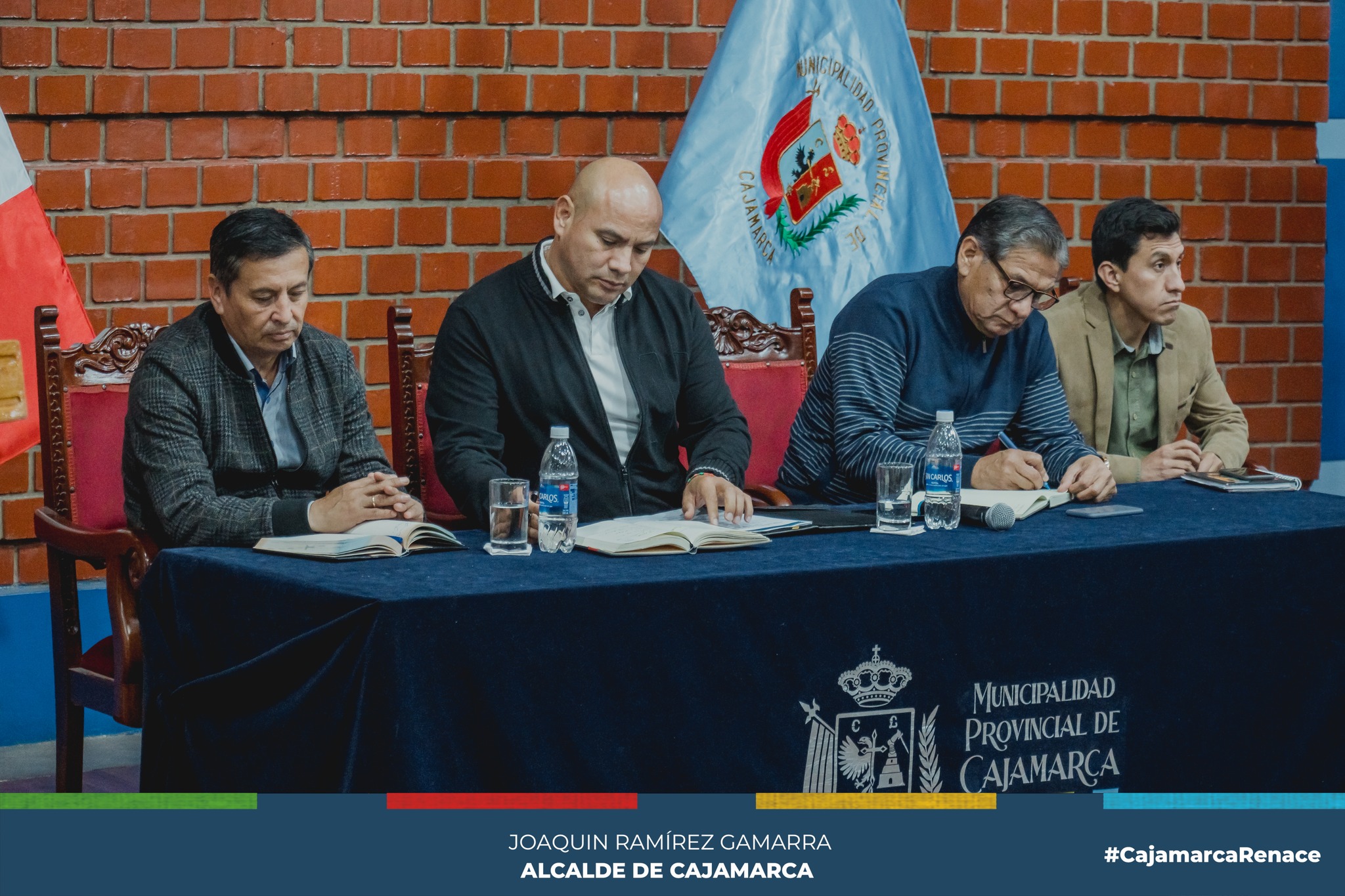 l alcalde provincial, Joaquin Ramírez Gamarra, sostuvo una reunión con los presidentes vecinales de los 24 sectores de Cajamarca, estableciendo un cronograma de trabajo para ejecutar acciones concretas en cada sector de nuestra ciudad.
🤝En esta oportunidad se han coordinado acciones en transporte y seguridad vial, comercio ambulatorio, programa renace, seguridad ciudadana, en favor de toda la colectividad cajamarquina.