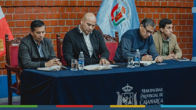 l alcalde provincial, Joaquin Ramírez Gamarra, sostuvo una reunión con los presidentes vecinales de los 24 sectores de Cajamarca, estableciendo un cronograma de trabajo para ejecutar acciones concretas en cada sector de nuestra ciudad. 
🤝En esta oportunidad se han coordinado acciones en transporte y seguridad vial, comercio ambulatorio, programa renace, seguridad ciudadana, en favor de toda la colectividad cajamarquina.