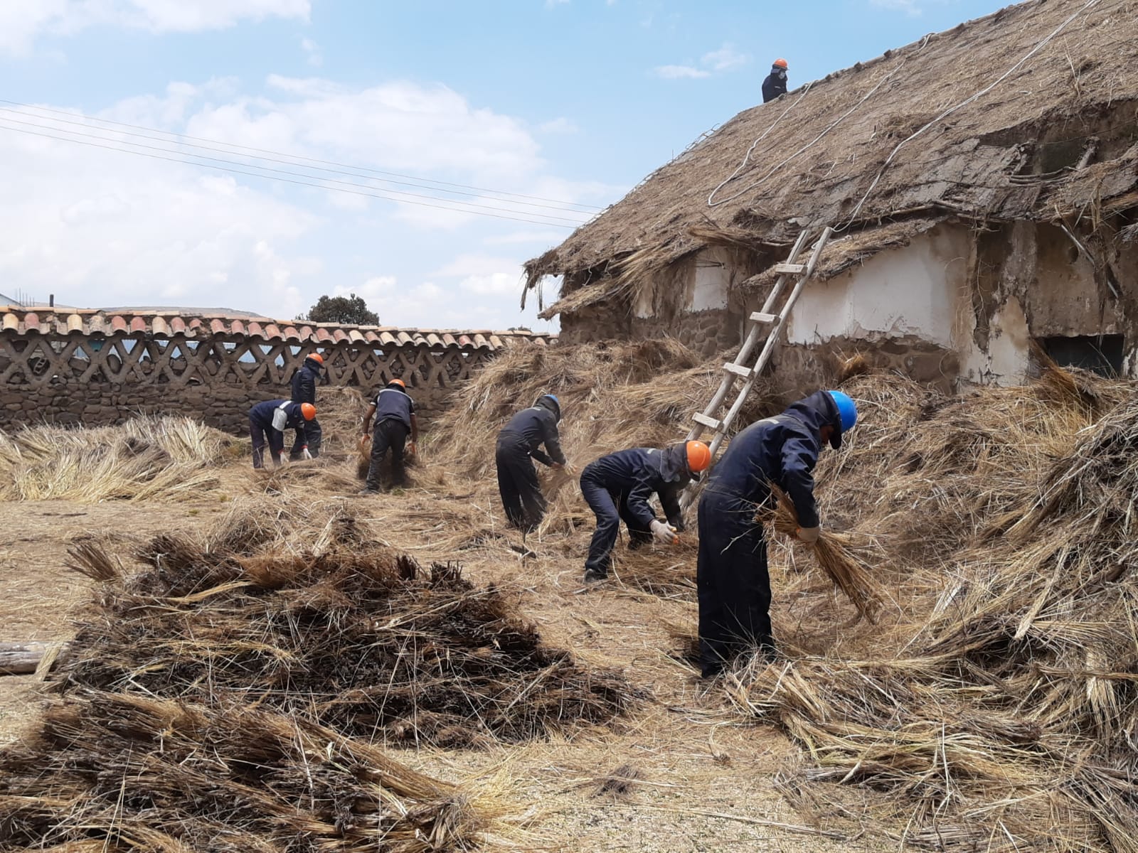 Ministerio de Cultura realiza labores de mantenimiento para la protección de la capilla San Pedro de Challapampa en Puno