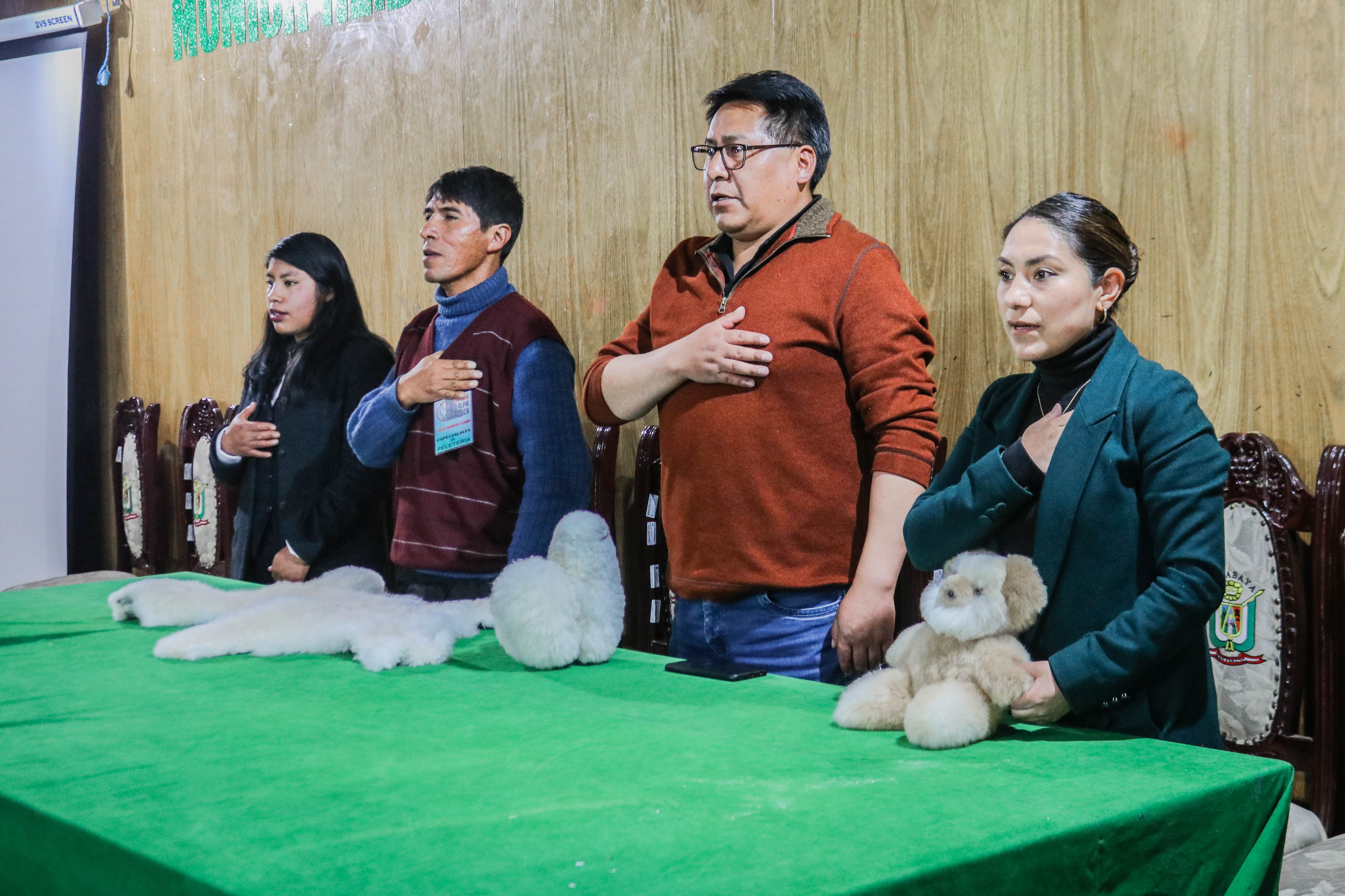 Ciudadanos de Macusani iniciaron capacitación en el arte de peletería, cueros curtidos, hilado y teñido