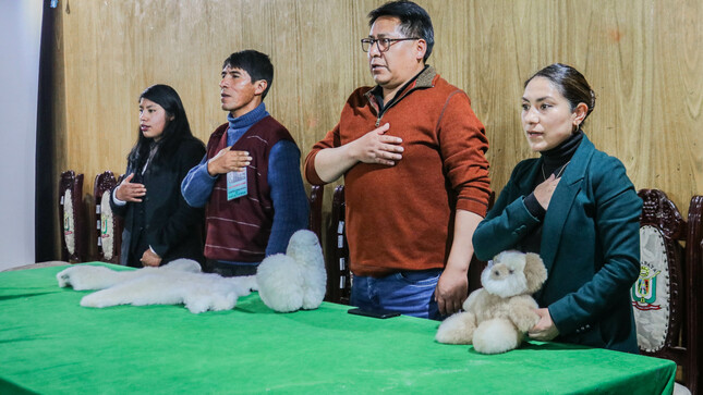 Ciudadanos de Macusani iniciaron capacitación en el arte de peletería, cueros curtidos, hilado y teñido