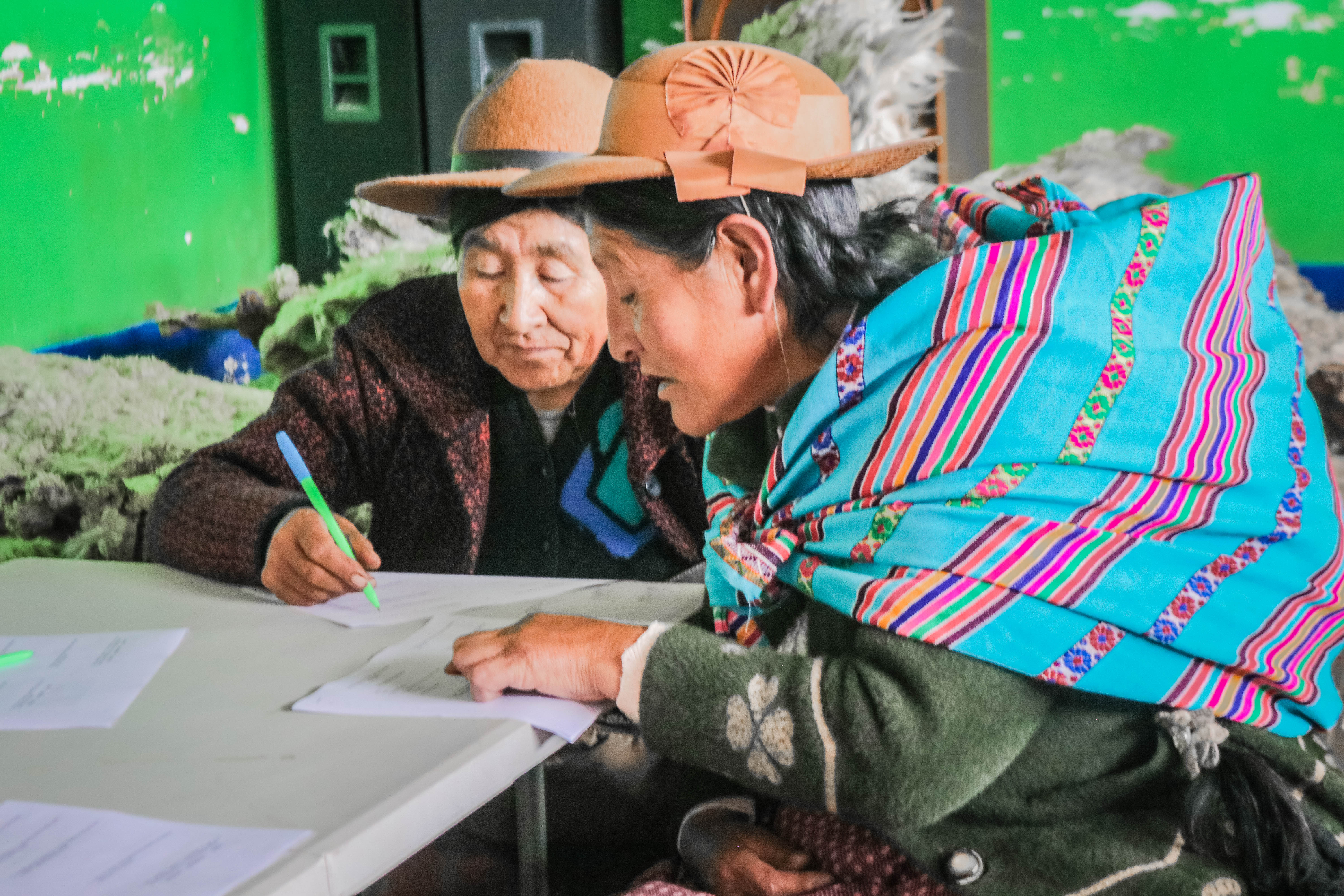 Ciudadanos de Macusani iniciaron capacitación en el arte de peletería, cueros curtidos, hilado y teñido