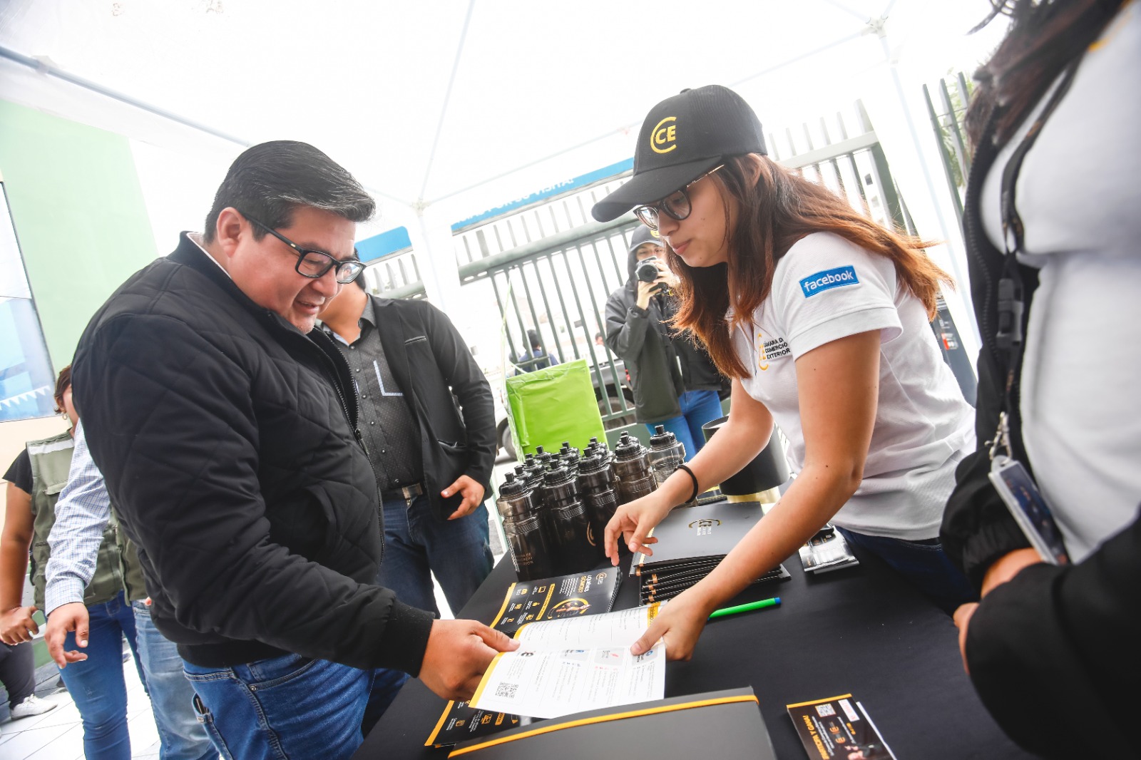 Teniente alcalde Richard Cortéz escuchó atento las exposiciones en la feria