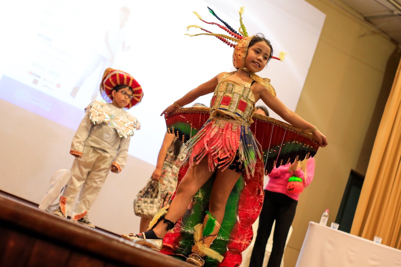 Escolares desfilaron sus trajes hechos con reciclaje