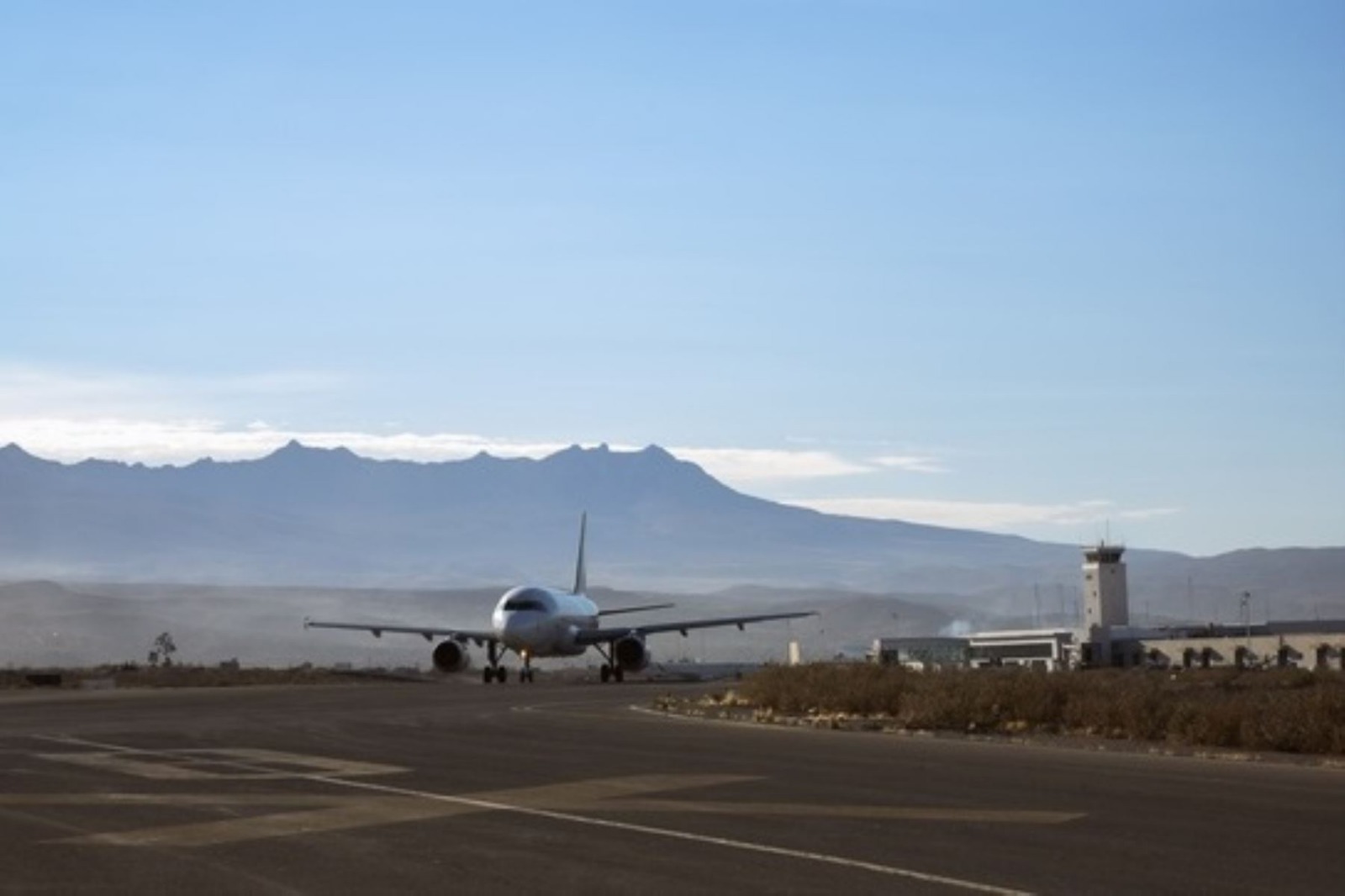 La Contraloría General identificó un perjuicio económico al Estado por más de US$ 1 millón 130 mil ocasionado por el incumplimiento del Contrato de Concesión del Aeropuerto Internacional Inca Manco Cápac de la ciudad de Juliaca (Puno), debido a pagos realizados al concesionario por el mantenimiento rutinario del pavimento, pintura y drenaje de la pista de aterrizaje durante 11 años (2011 al 2022), pese a que no se ejecutó de acuerdo al citado contrato, y por la inaplicación de penalidades y sanciones.