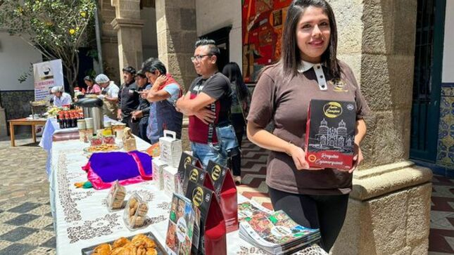 Este próximo sábado 28 y domingo 29 de octubre desde las 10:00 a. m., se llevará a cabo una nueva y emocionante edición de la feria "Consume lo que Cajamarca Produce", que promete una experiencia  única. El evento tendrá lugar en las inmediaciones del  Complejo Qhapaq Ñan.
🤝Más de 60 productores se unirán en esta ocasión, presentando una variedad impresionante de productos locales de la región. En un gesto de unión, los productores de la provincia de Santa Cruz y el distrito de Matara se destacarán en el evento, ofreciendo lo mejor de sus respectivas localidades.
✅Este evento es una celebración de la diversidad de la región y un tributo a los esfuerzos de los productores locales. Además, ofrece una oportunidad excepcional para apoyar a la comunidad y promover el consumo de productos locales de alta calidad.