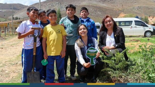 La Municipalidad Provincial de Cajamarca, a través de la gerencia de Desarrollo Ambiental ha iniciado con la "Gran Cruzada Verde" en la I.E 83517 "La Collpa", situado en la ciudad de Cajamarca. El objetivo de esta iniciativa es llevar a cabo labores de reforestación, así como educar y sensibilizar a la comunidad sobre la importancia de cuidar nuestro entorno, a través de la plantación de árboles, en este caso, hermosos árboles de Jacarandá.
♻La comuna local se ha unido al Ministerio del Ambiente para garantizar la sostenibilidad de este proyecto, subrayando su compromiso con la protección del medio ambiente. La elección del colegio La Colpa como punto de partida para esta cruzada verde se debe a la labor sostenida que se ha llevado a cabo en esta institución desde el comienzo del año, convirtiéndola en un referente en cuanto a la promoción de la conciencia ambiental.
👏Este proyecto no solo contribuirá a aumentar la cobertura de vegetación en la ciudad, sino que también empoderará a la comunidad escolar y a la población en general en temas fundamentales de conservación ambiental. La Gran Cruzada Verde es una prueba más del compromiso de la Municipalidad Provincial de Cajamarca por un futuro más verde y sostenible.
👉Agradecemos el compromiso de nuestro regidor, Jorge Rojas para seguir impulsando estas actividades y fiscalizando que los trabajos en reforestación se lleven de la mejor manera y así poder embellecer diferentes instituciones educativas.