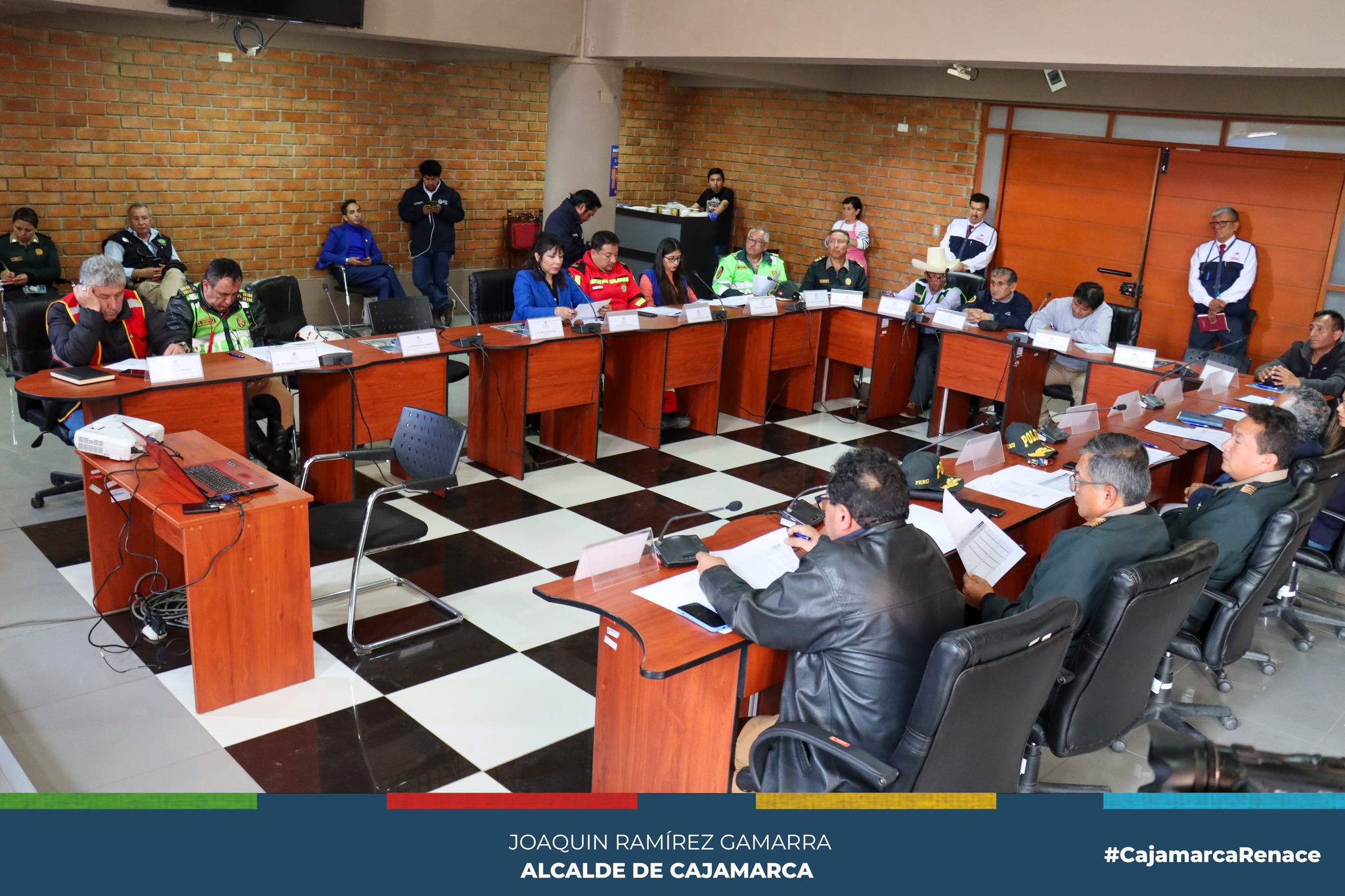 Con el quorum reglamentario, se realizó la Quinta Sesión Ordinaria del Comité Provincial de Seguridad Ciudadana, conformado por los representantes de las diferentes entidades públicas encargadas de garantizar la seguridad de la población cajamarquina.
✔ Durante esta reunión, los participantes tomaron una decisión unánime al aprobar el Plan de Acción Provincial de Seguridad Ciudadana para el período 2024-2027.
🤝 Es digno de destacar el firme compromiso de todas las instituciones involucradas en trabajar de manera colaborativa para lograr que Cajamarca se convierta, día a día, en una ciudad más organizada y segura para todos sus habitantes.