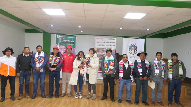 HALES, MANTAS, GORROS, SOBREROS , GUANTES, CHULLOS, ARETES, LLAVEROS, ETC.