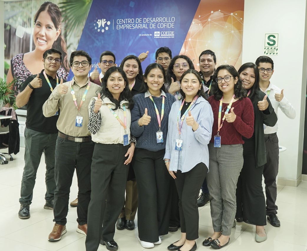 Grupo de jóvenes egresados del Programa Talento COFIDE