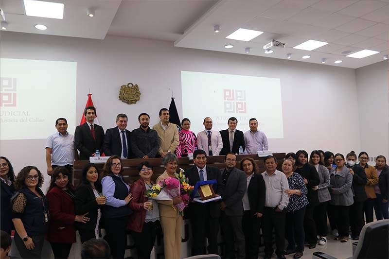 Compañeros del módulo de Paz Letrado del Callao rindieorn homenaje a servidora Lilian Legua Figueroa quien cesó por límite de edad