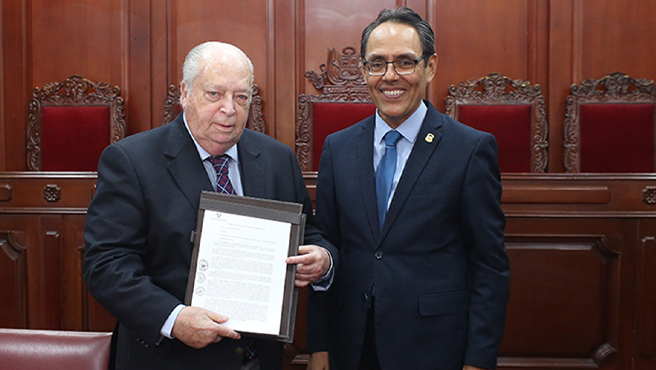 El magistrado del Tribunal Constitucional Helder Domínguez entregó la Medalla de Honor José Faustino Sánchez Carrión al jurista argentino Adolfo Alvarado Velloso