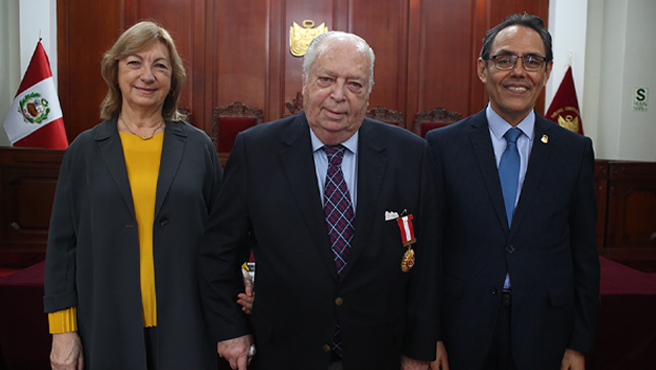 El magistrado del Tribunal Constitucional Helder Domínguez, en compañía de Adolfo Alvarado Velloso y Susana Piriz de Alvarado Velloso, esposa del jurista argentino.