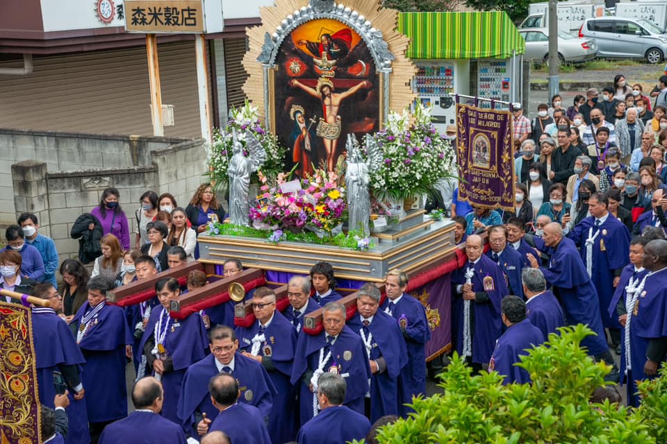 La comunidad peruana expresa su devoción por el Señor de los Milagros alrededor del mundo