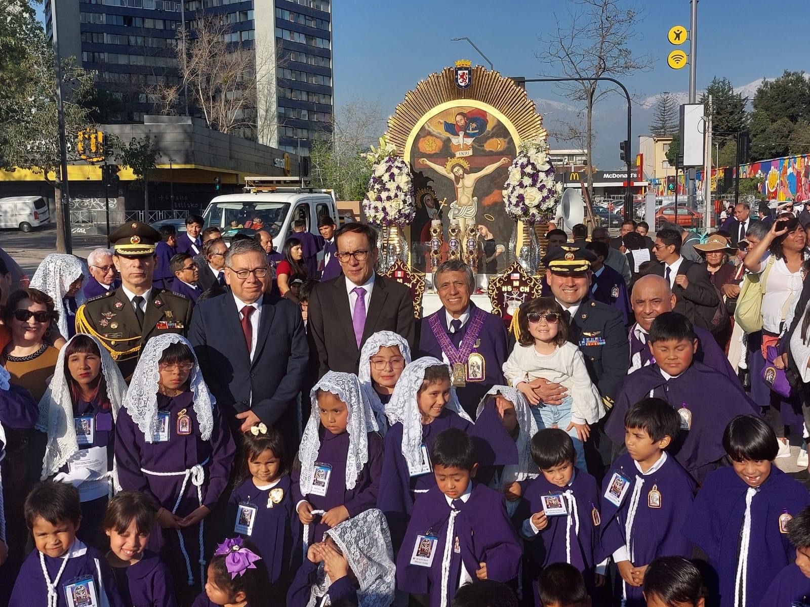 La comunidad peruana expresa su devoción por el Señor de los Milagros alrededor del mundo