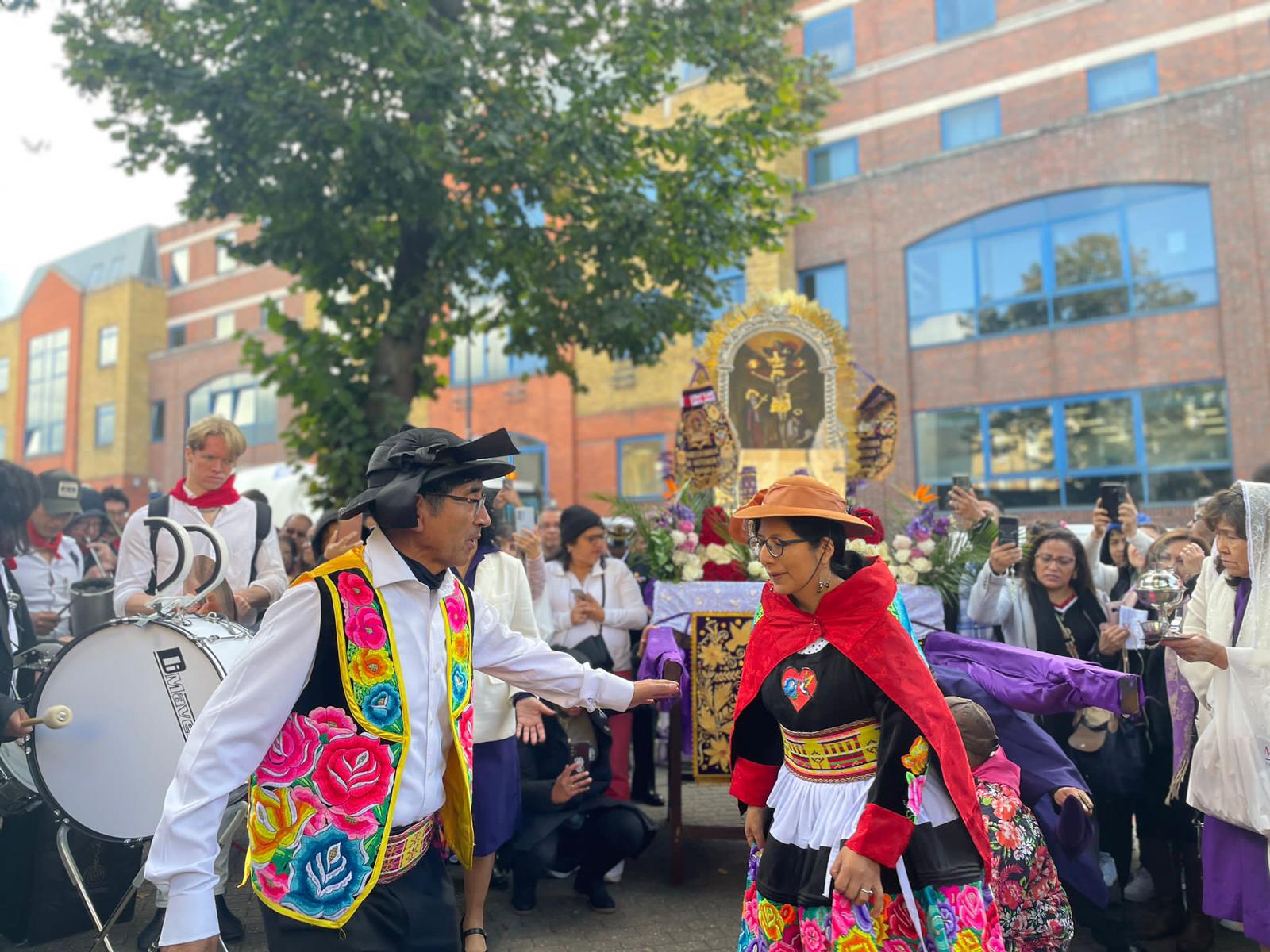 La comunidad peruana expresa su devoción por el Señor de los Milagros alrededor del mundo