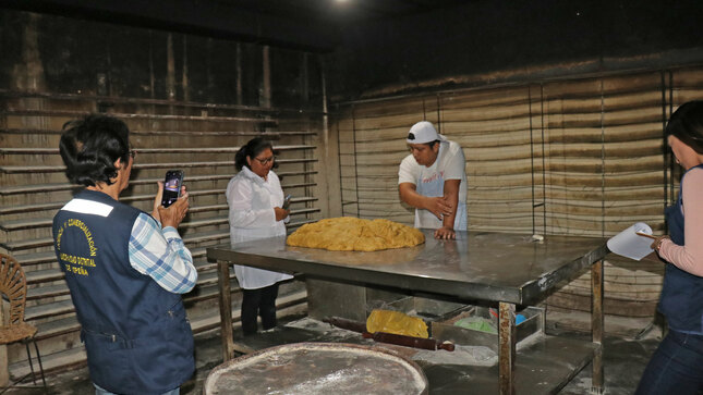 Autoridades inspeccionando ambientes de panadería artesanal 