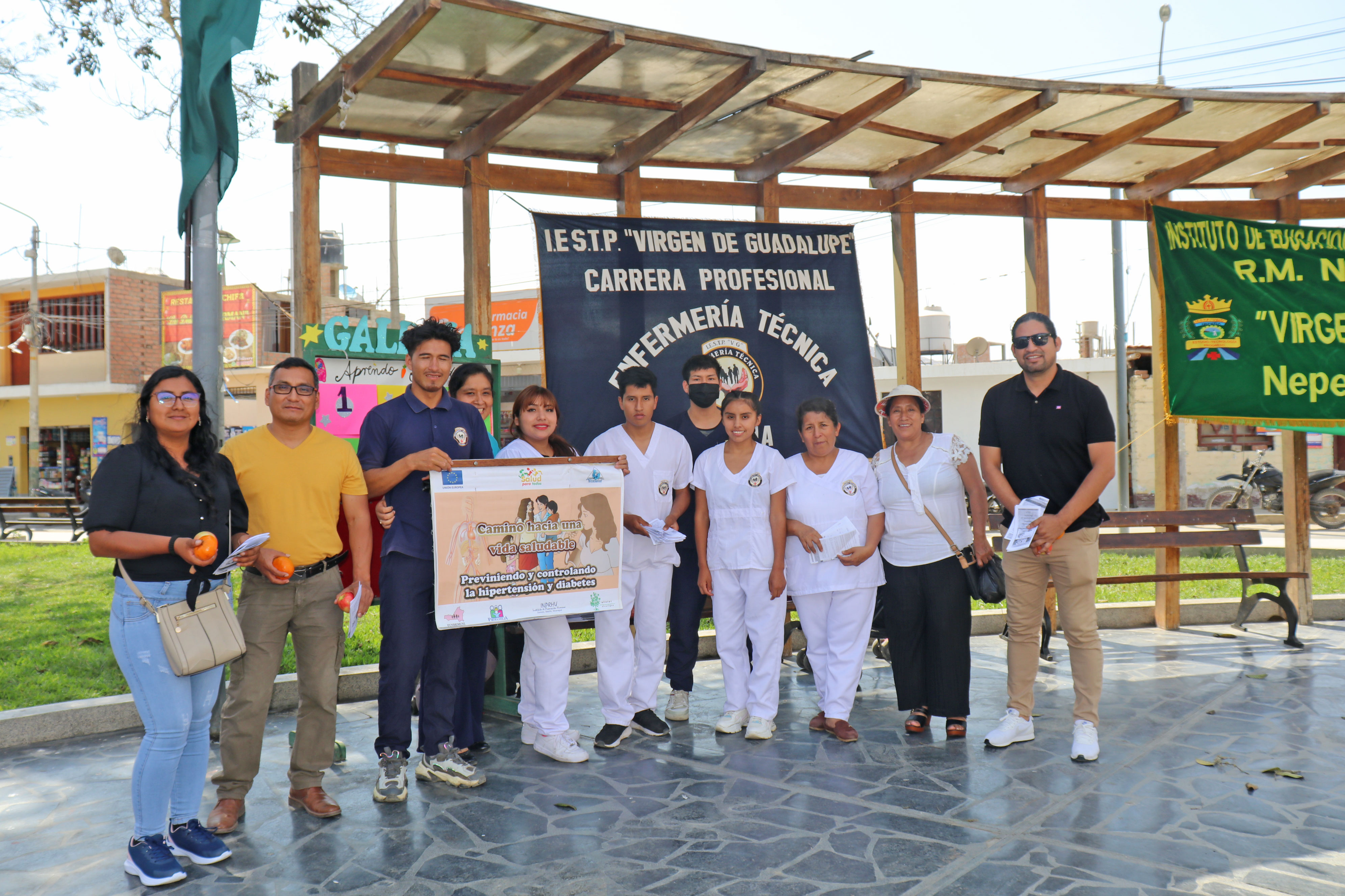 Fotografía de los regidores junto a los alumnos de la carrera técnica de enfermería
