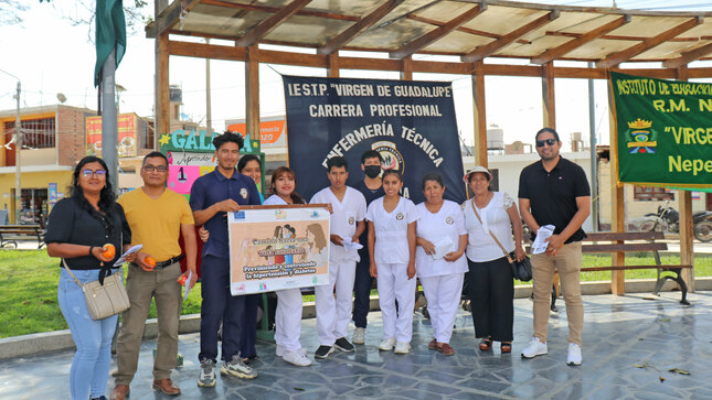 Fotografía de los regidores junto a los alumnos de la carrera técnica de enfermería 