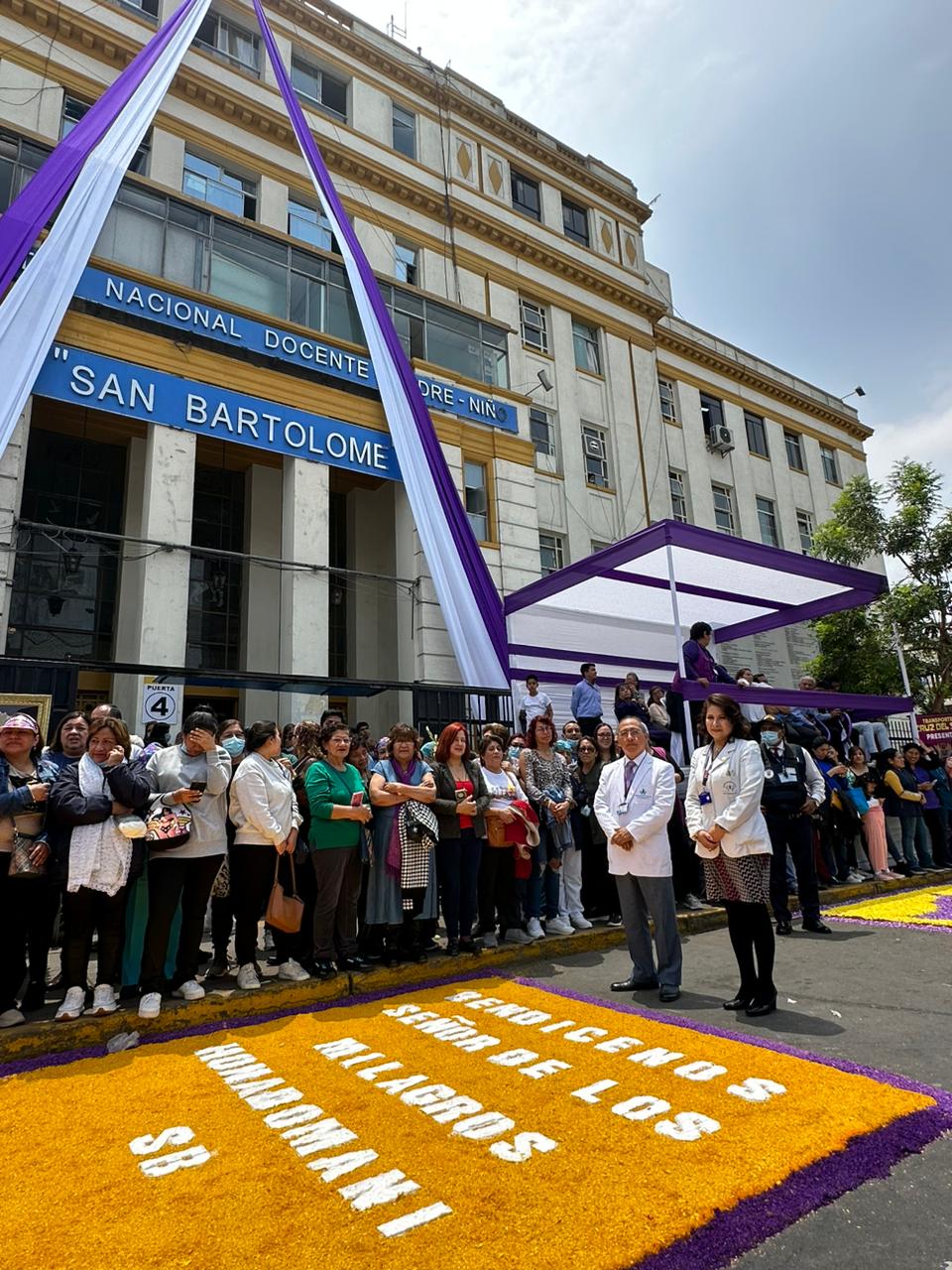 el perosnla de la Institución, recibe cada año a la venerada imagen del Señor de los Milagros
